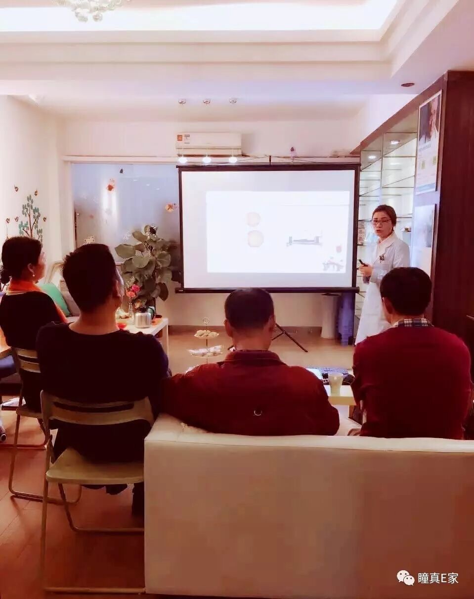 Lily与残联开会合影